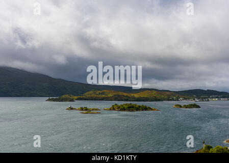 Vista panoramica di Kyle of Lochalsh una piccola città vicino al ponte per l'isola di Skye. Foto Stock