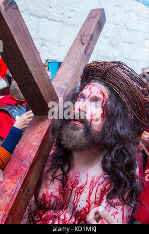 Pellegrino cristiano re-emanare la crucifixtion di Gesù lungo la Via Dolorosa in Gerusalemme durante il Venerdì Santo Foto Stock