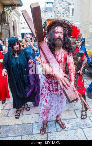 Pellegrino cristiano re-emanare la crucifixtion di Gesù lungo la Via Dolorosa in Gerusalemme durante il Venerdì Santo Foto Stock