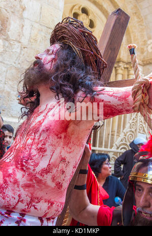 Pellegrino cristiano re-emanare la crucifixtion di Gesù lungo la Via Dolorosa in Gerusalemme durante il Venerdì Santo Foto Stock