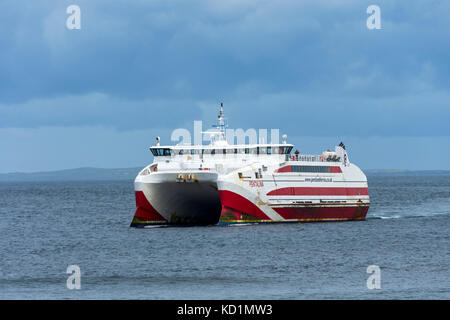 Il Caithness al traghetto di Orkney, il catamarano 'MV Pentalina' dei traghetti di Pentland, avvicinandosi a Gills Bay, Caithness, Scozia, Regno Unito Foto Stock
