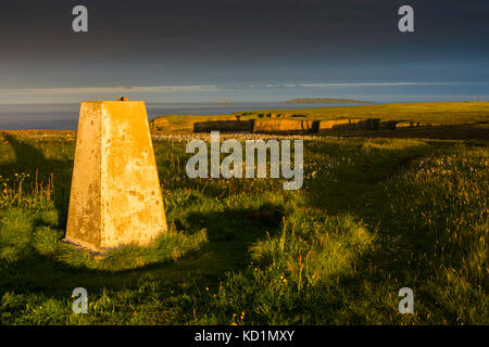 Guardando verso sud al tramonto dal trig point su Mull Head, Deerness, Orkney Mainland, Scozia, Regno Unito. Foto Stock