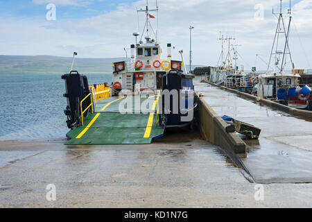 Il veicolo Rousay traghetto, la MV Eynhallow a Tingwall jetty, Orkney continentale, Scotland, Regno Unito. Foto Stock