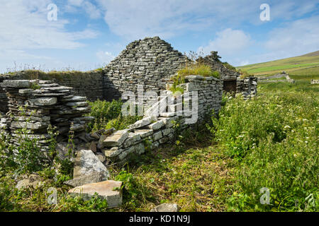 Edificio in rovina presso Skaill Farm sulla Westness Heritage Walk, Rousay, Orkney Islands, Scozia, Regno Unito. Foto Stock