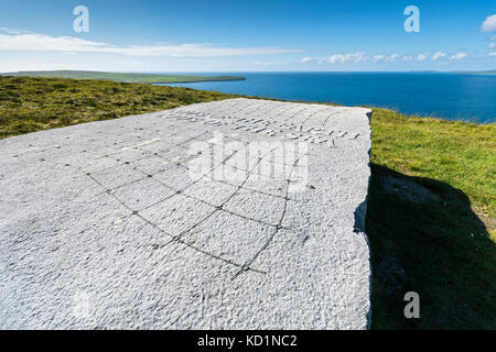 "Gli dèi della terra, divinità del mare", una scultura di Ian Hamilton Finlay. Saviskaill Bay, vicino a testa Faraclett, Rousay, isole Orcadi Scozia, Regno Unito. Foto Stock