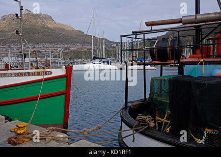 Attività di pesca i pescherecci con reti da traino ormeggiata in Hout Bay Harbor, cape town, Sud Africa. Foto Stock