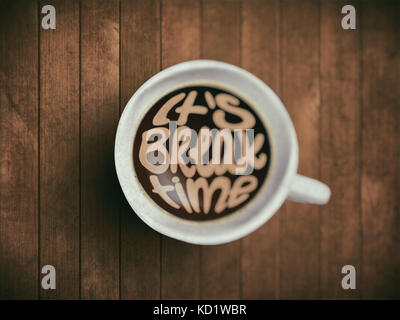 Tazza da caffè con tempo di scritte, motivazione citazioni su tempo di svegliarvi, momento giusto. realistico di caffè nero su legno bruno sfondo con motivazione. Caffè del mattino Foto Stock