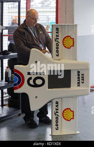 MAGNY-COURS, FRANCIA, 1 Luglio 2017 : meccanico ai box. Il primo storico francese Grand Prix avviene a Magny-Cours con un sacco di antico sport Foto Stock