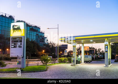 San Donato Milanese, Italia - Ottobre 8th, 2017: Un ENI stazione di benzina a San Donato Milanese, Milano, Italia. ENI è la nazionale italiana oil company wi Foto Stock