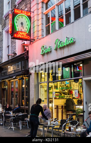 Londra il famoso Bar Italia sulla Frith Street, Soho, London, Regno Unito Foto Stock