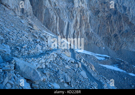 Un escursionista si sposta sui tornanti del monte whitney trail è il punto più alto nella parte inferiore 48 us Foto Stock