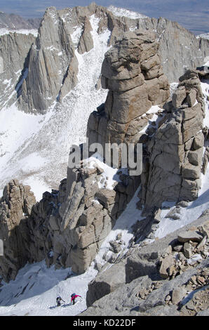 Una fune squadra di donne gli alpinisti vicino alla vetta del monte whitney fino l'alpinista di route e il punto più alto nella parte inferiore 48 us Foto Stock