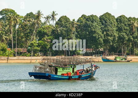Nave da pesca in corso nei pressi di Kota Bharu, Stato di Kelantan, sulla costa orientale della Malesia Foto Stock