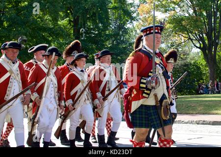 Philadelphia, PA, Stati Uniti d'America - 7 Ottobre 2017: guerra rivoluzionaria re-enactors prendere parte alla 240th anniversario rievocazione storica della Battaglia di Germantown. Foto Stock