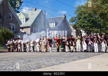 Philadelphia, PA, Stati Uniti d'America - 7 Ottobre 2017: guerra rivoluzionaria re-enactors prendere parte alla 240th anniversario rievocazione storica della Battaglia di Germantown. Foto Stock