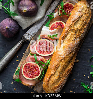 Sandwich con fichi e prosciutto Foto Stock