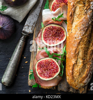 Sandwich con fichi e prosciutto Foto Stock