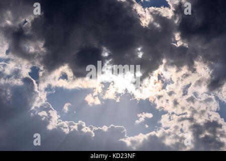 Il sole fa capolino tra le nuvole Foto Stock