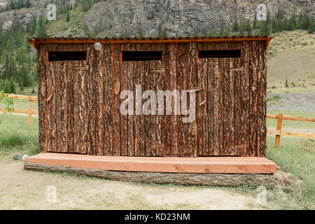 Servizi igienici esterni in legno in riserva Foto Stock