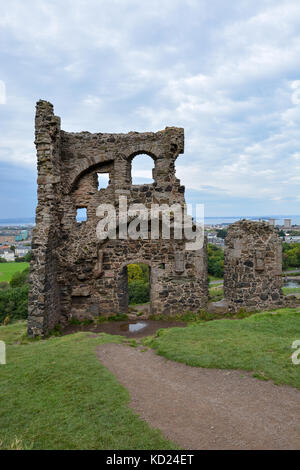 La st. Anthony's Chapel rovine nel parco hollyrood nei pressi di Edimburgo Foto Stock