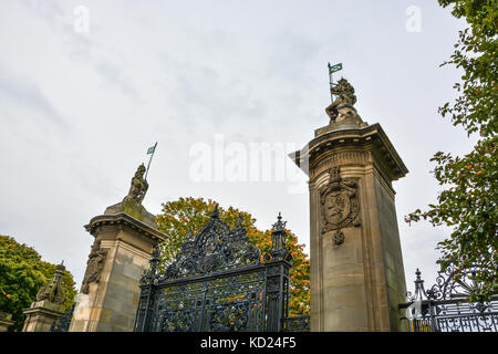 Porta di metallo ingresso hollyroodhouse a Edimburgo, Scozia Foto Stock