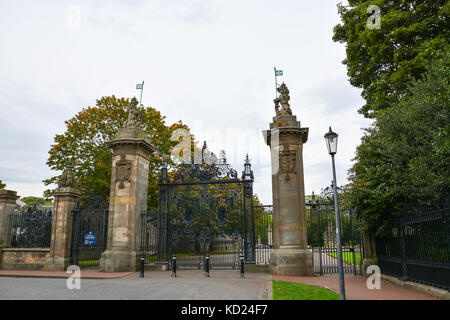 Porta di metallo ingresso hollyroodhouse a Edimburgo, Scozia Foto Stock