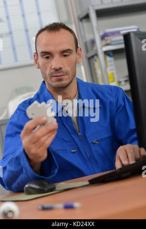 Workman in office Foto Stock