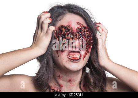 Ragazza con piaghe realistica e worm nei suoi occhi. creative Halloween trucco. isolato. Foto Stock