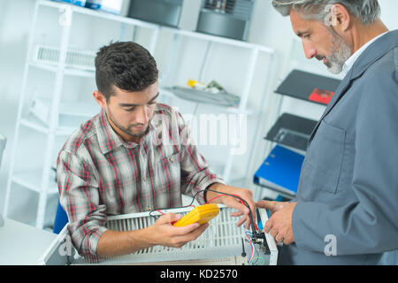 Tecnico utilizzando un motore termico sensori Foto Stock