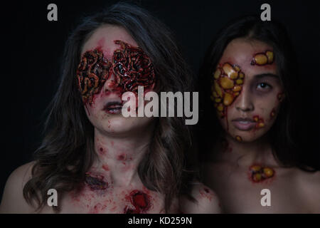 Le ragazze con un realistico Halloween trucco. ragazze con le piaghe e il sangue sul volto. Foto Stock