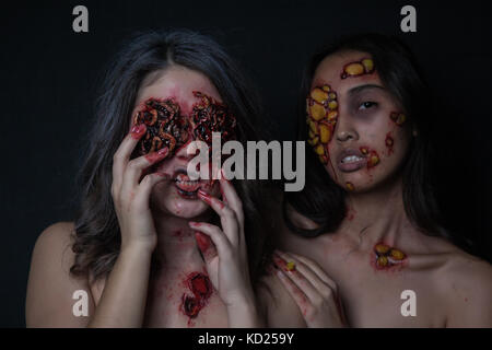 Le ragazze con un realistico Halloween trucco. ragazze con le piaghe e il sangue sul volto. Foto Stock