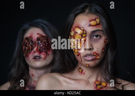 Le ragazze con un realistico Halloween trucco. ragazze con le piaghe e il sangue sul volto. Foto Stock