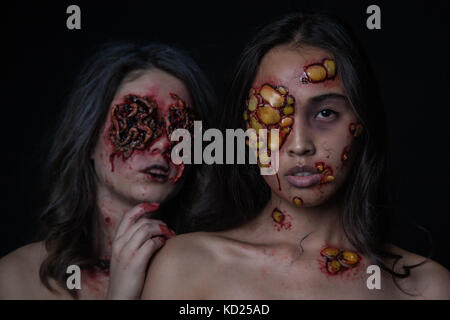 Le ragazze con un realistico Halloween trucco. ragazze con le piaghe e il sangue sul volto. Foto Stock