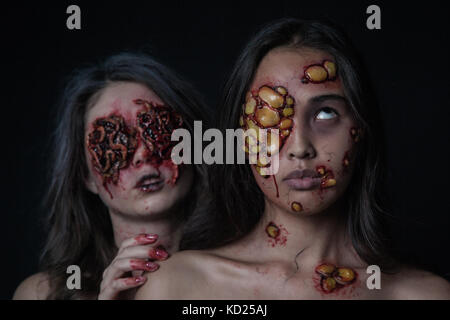 Le ragazze con un realistico Halloween trucco. ragazze con le piaghe e il sangue sul volto. Foto Stock