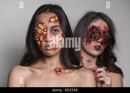 Le ragazze con un realistico Halloween trucco. ragazze con le piaghe e il sangue sul volto. Foto Stock