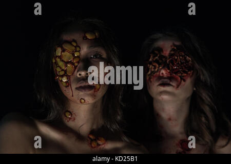 Le ragazze con un realistico Halloween trucco. ragazze con le piaghe e il sangue sul volto. Foto Stock