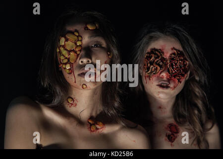 Le ragazze con un realistico Halloween trucco. ragazze con le piaghe e il sangue sul volto. Foto Stock