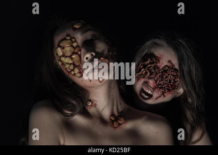 Le ragazze con un realistico Halloween trucco. ragazze con le piaghe e il sangue sul volto. Foto Stock