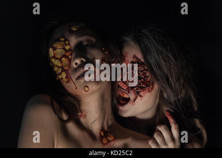 Le ragazze con un realistico Halloween trucco. ragazze con le piaghe e il sangue sul volto. Foto Stock