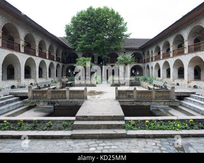 Sheki, Azerbaigian - 21 Maggio 2017 : vista del cortile interno di caravanserai, monumento storico dal XVIII - XIX secolo Foto Stock