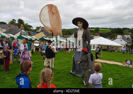 Bambini caccia al bug a 2017 giornata medievale a St Dogmael's Abbey, Ceredigion, Galles Foto Stock