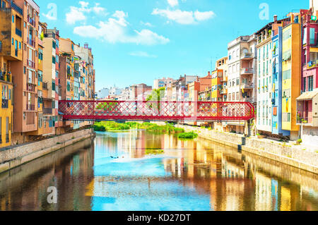 Case colorate al fiume Onyar in Girona, in Catalogna Spagna Foto Stock