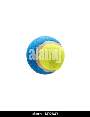 Il blu e il giallo palla da tennis isolati su sfondo bianco Foto Stock