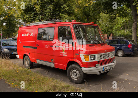 Berlino, 25 settembre: un 90s mercedes benz tn / TN1carrello 310 dall'80s modificato come camion dei pompieri a Berlino il 25 settembre, 2017. Foto Stock