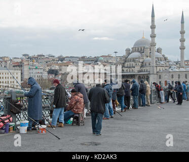 La pesca dal Ponte Galata. Istanbul, Turchia Foto Stock