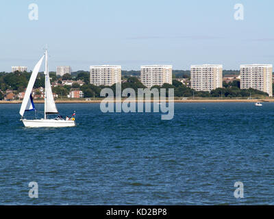 Vista in direzione di weston riva e modo internazionale da hythe village marina, Southampton, Hampshire, Regno Unito Foto Stock