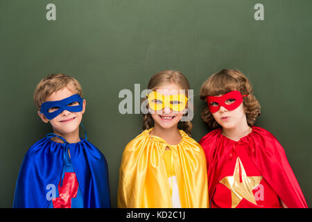 I bambini in costumi di supereroi Foto Stock