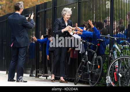 È sotto embargo per 2230 lunedì 9 ottobre il primo ministro Theresa Maggio è accolto da alunni durante una visita alla scuola di dunraven in Streatham, Londra Sud, in vista della pubblicazione dei dettagli del governo di gara disparità audit. Foto Stock