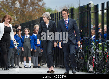 È sotto embargo per 2230 lunedì 9 ottobre il primo ministro Theresa Maggio con principal David boyle durante una visita alla scuola di dunraven in Streatham, Londra Sud, in vista della pubblicazione dei dettagli del governo di gara disparità audit. Foto Stock