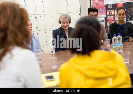 È sotto embargo per 2230 lunedì 9 ottobre il primo ministro theresa maggio parla allo staff e agli alunni durante una visita alla scuola di dunraven in Streatham, Londra Sud, in vista della pubblicazione dei dettagli del governo di gara disparità audit. Foto Stock